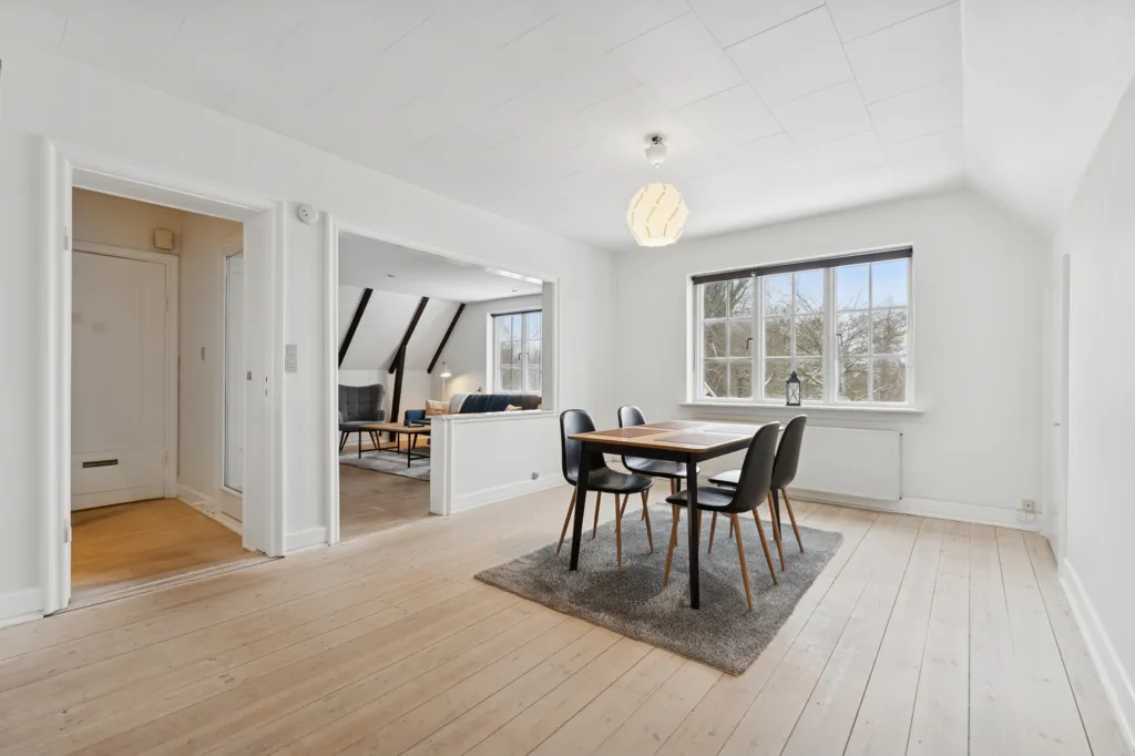 Dining Room - Light-Filled Apartment with Balcony in Odense M