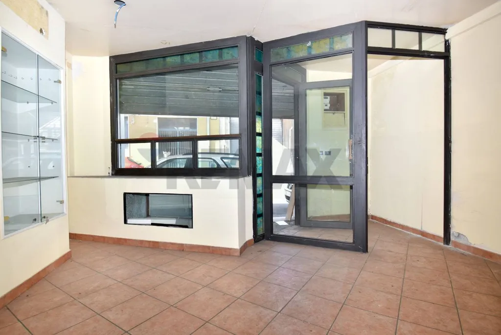 Entrée - Commercial Space with Garden in Giarre