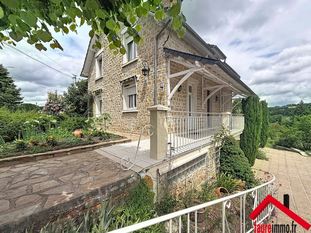 Exterior - House with Garden and Terrace in Objat