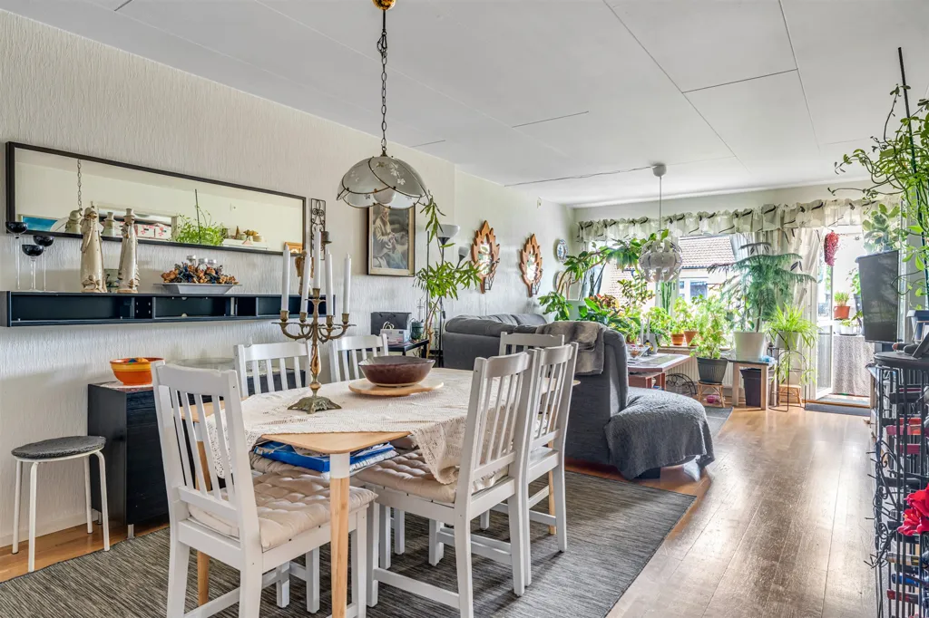 Salle à manger - Bright Three-Bedroom Flat with Balconies in Ekeby