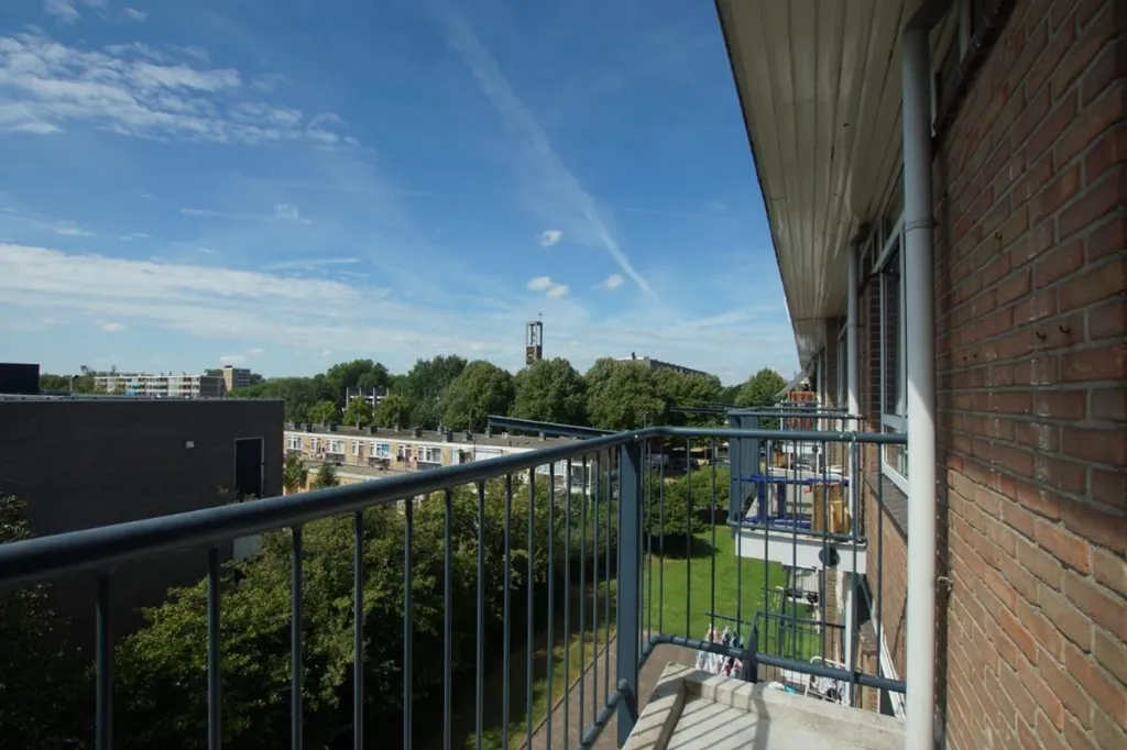 Balcon - 3-Bedroom Apartment with Balcony in Charlois