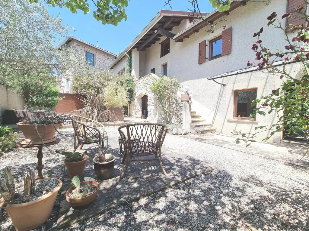 Jardin - Maison Ancienne Rénovée avec Jardin à Saint-Genis-Les-Ollières