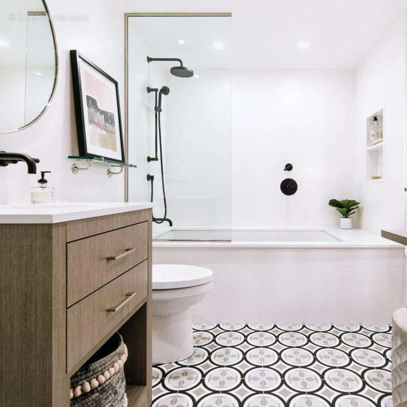 Bathrooms - Modern Apartment with Balcony in Vatrium