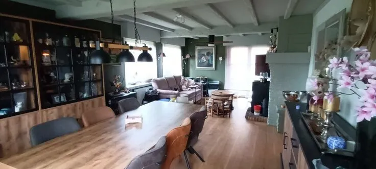 Salle à manger - Villa Spacieuse avec Jardin dans un Quartier Résidentiel