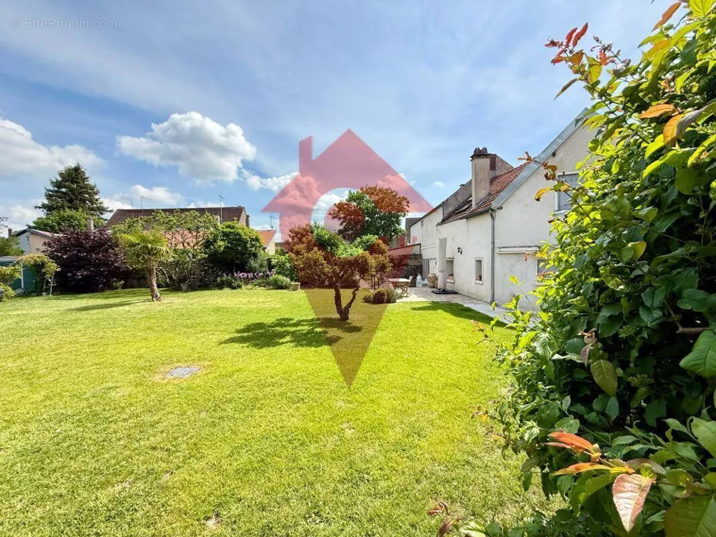 Aed - Rustic House with Garden in Crespières