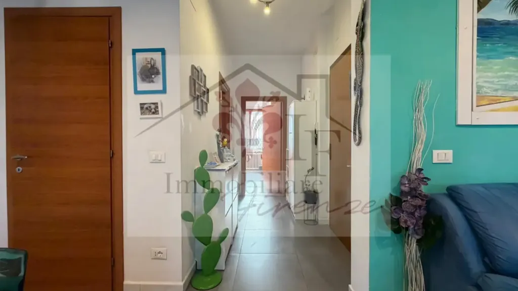 Entrée - Trilocale with Balcony in Florence
