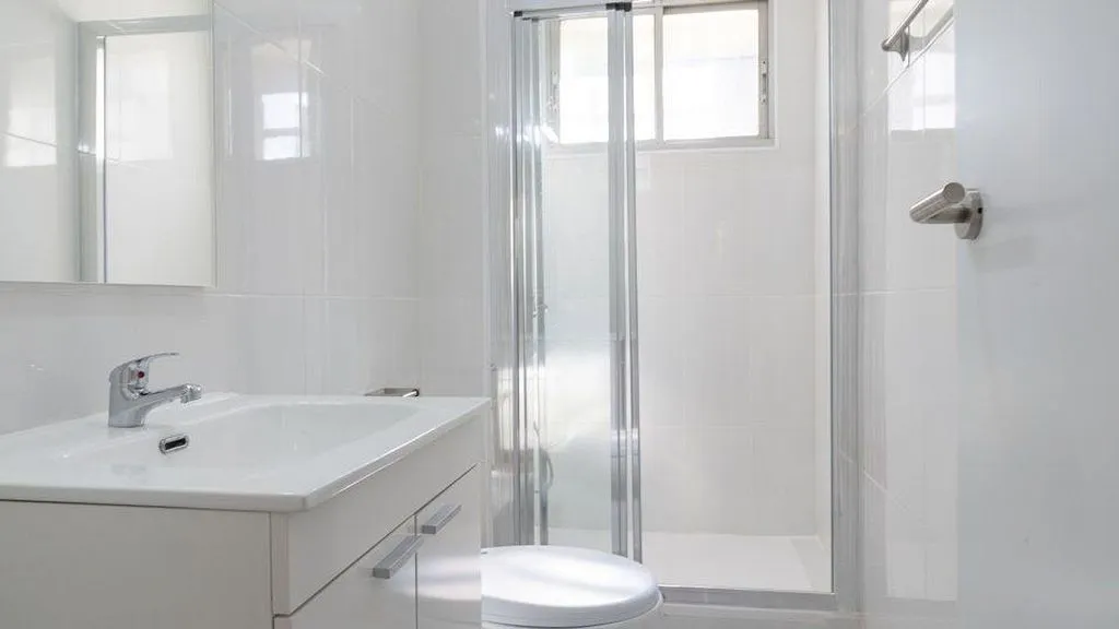Bathrooms - Furnished Flat with Heating in Entrevías
