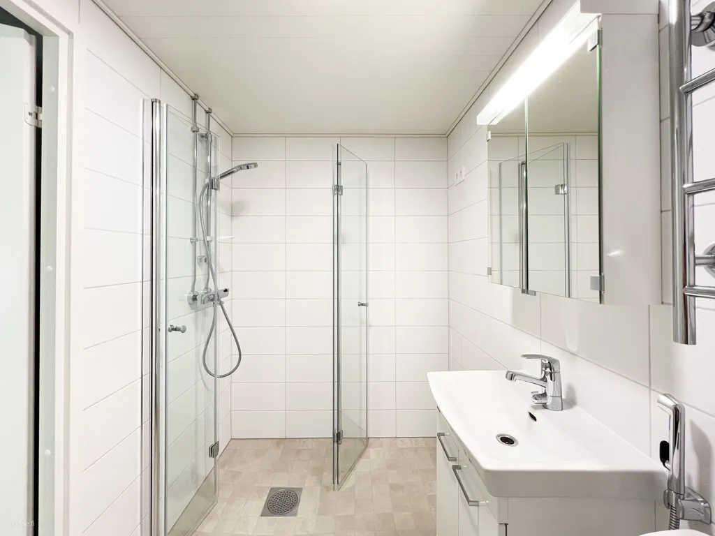 Badezimmer - Bright Corner Flat with Balcony in Koivukylä, Vantaa