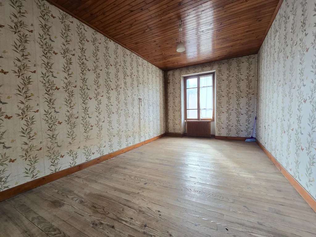 Pièces - Maison à Rénover avec Combles Aménageables dans un Village