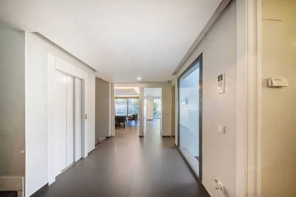 Esik - Luxury Villa with Pool in Chamartín, Madrid