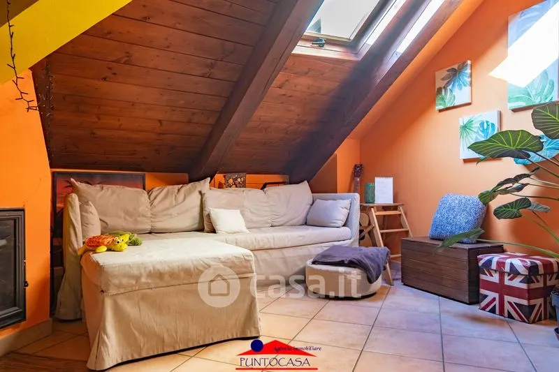 Toad - Two-Level Apartment with Balcony in Busca