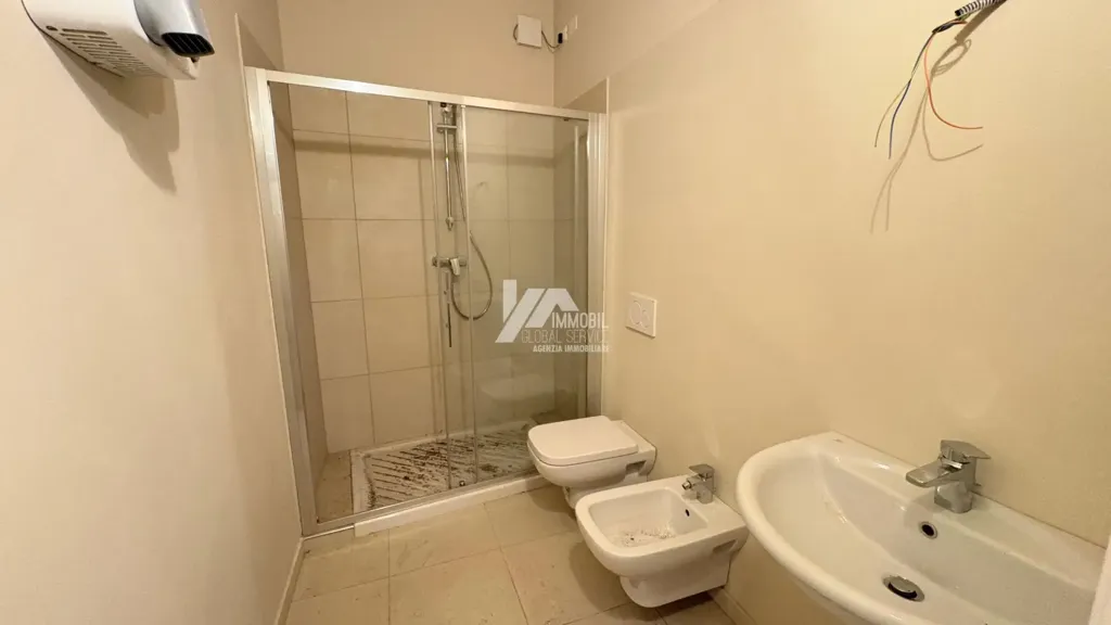 Salles de bain - Office Space in Central Brescia