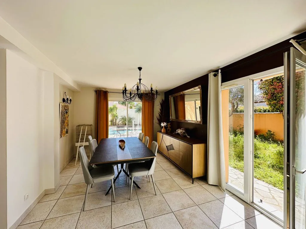 Salle à manger - Villa Luxueuse avec Piscine à Lattes