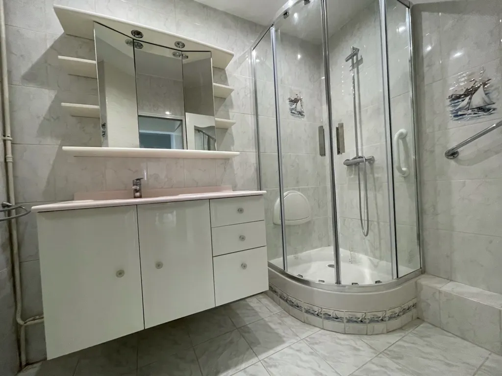 Salles de bain - Appartement T3 avec Ascenseur à Le Pyanet
