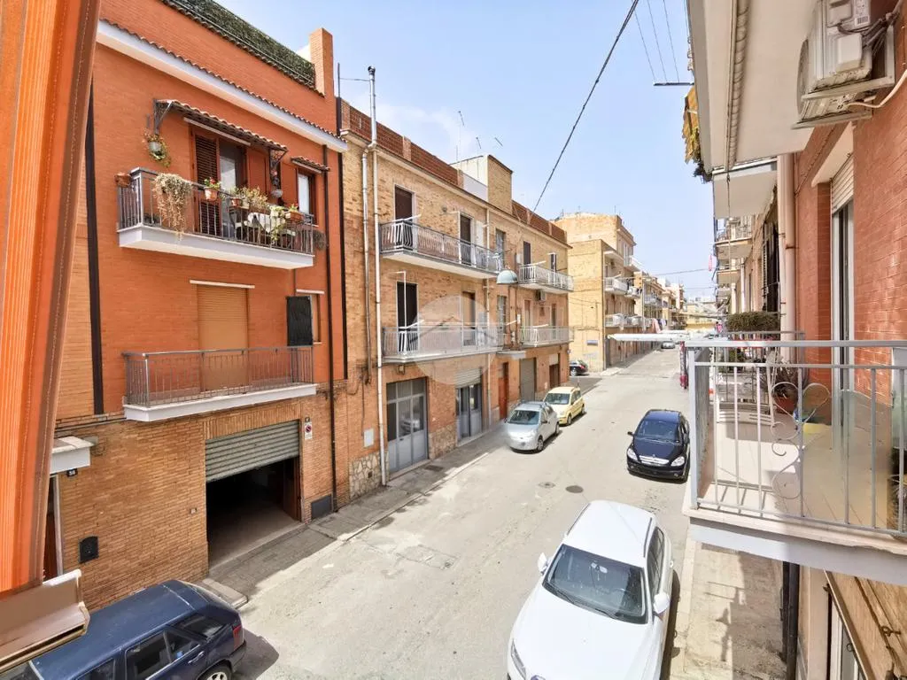 Balcon - Independent House with Courtyard in Lucera
