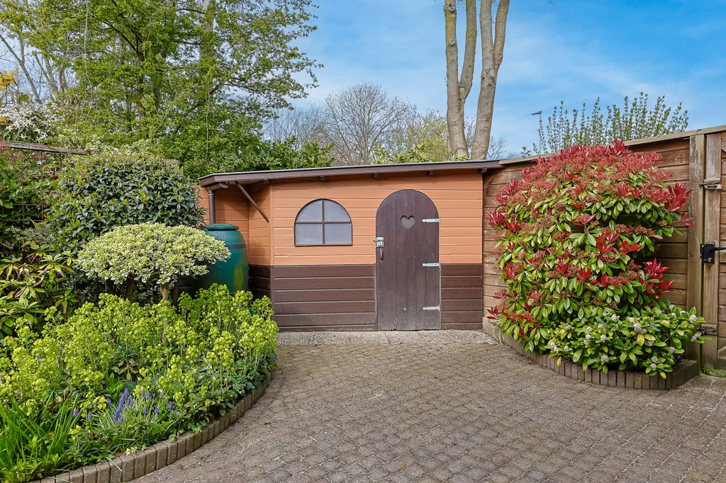 Aed - Playfully Designed Corner Home with Patio in Leiderdorp