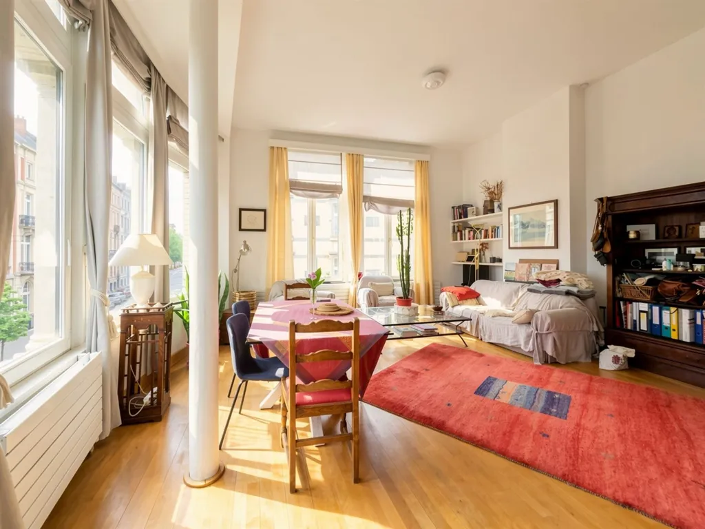 Séjour - Appartement avec Parquet et Cheminée à Sablon