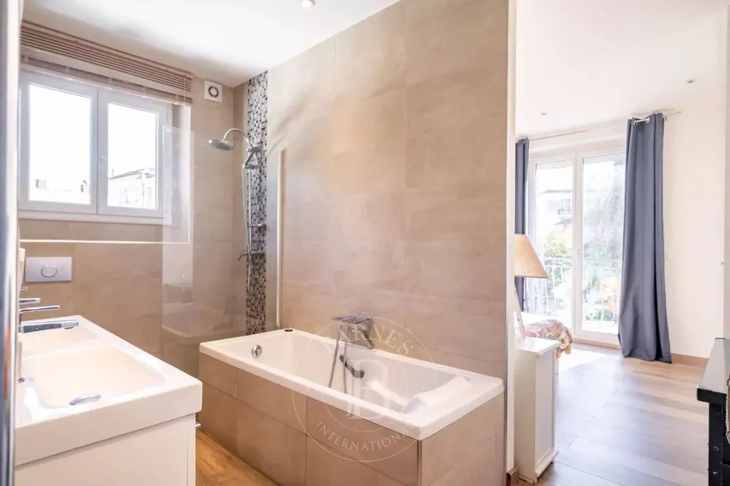 Salles de bain - Villa Luxueuse avec Piscine à Cannes