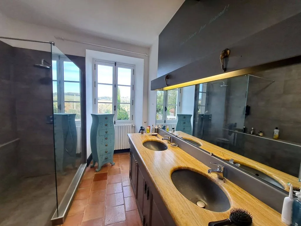 Salles de bain - Maison de Luxe avec Piscine à Condom