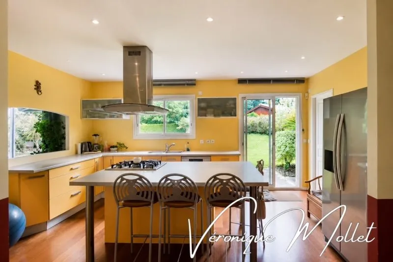 Cuisine - Maison Contemporaine de Plain-Pied avec Jardin à Proximité