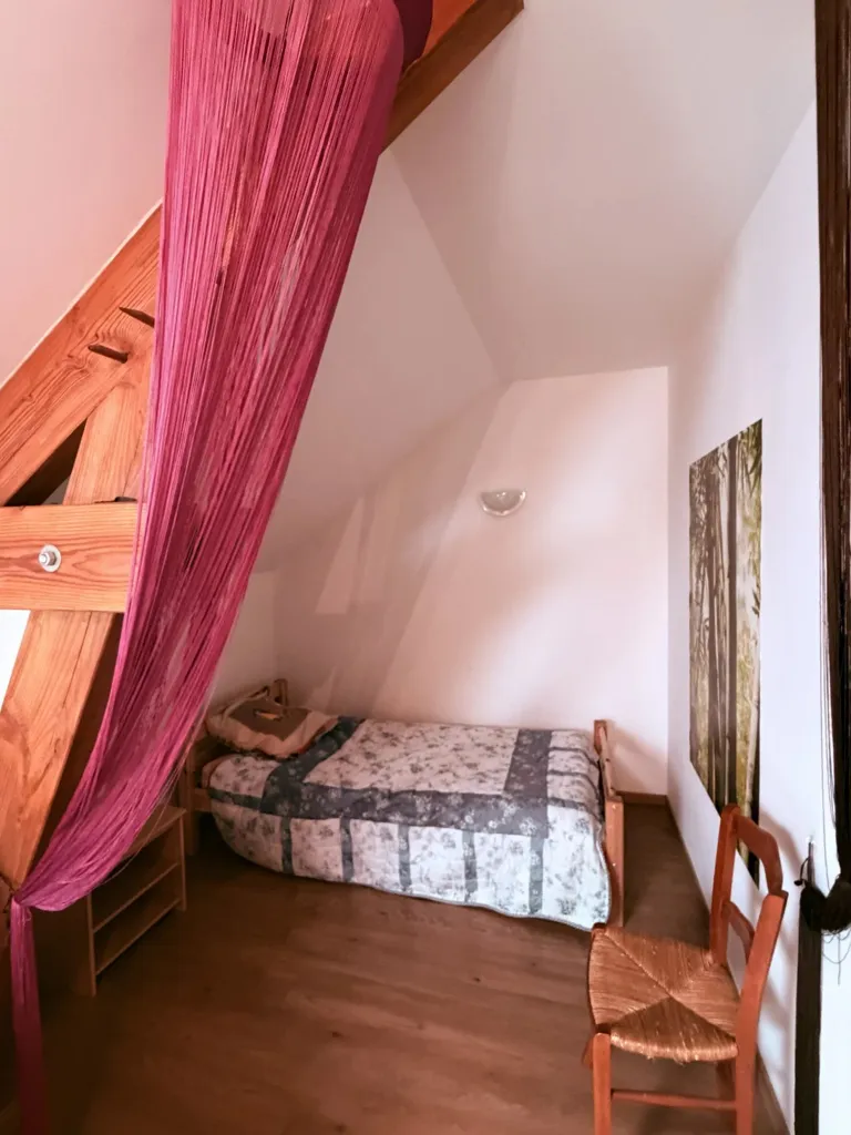 Chambres - Villa avec Vue Panoramique et Grand Balcon en Creuse