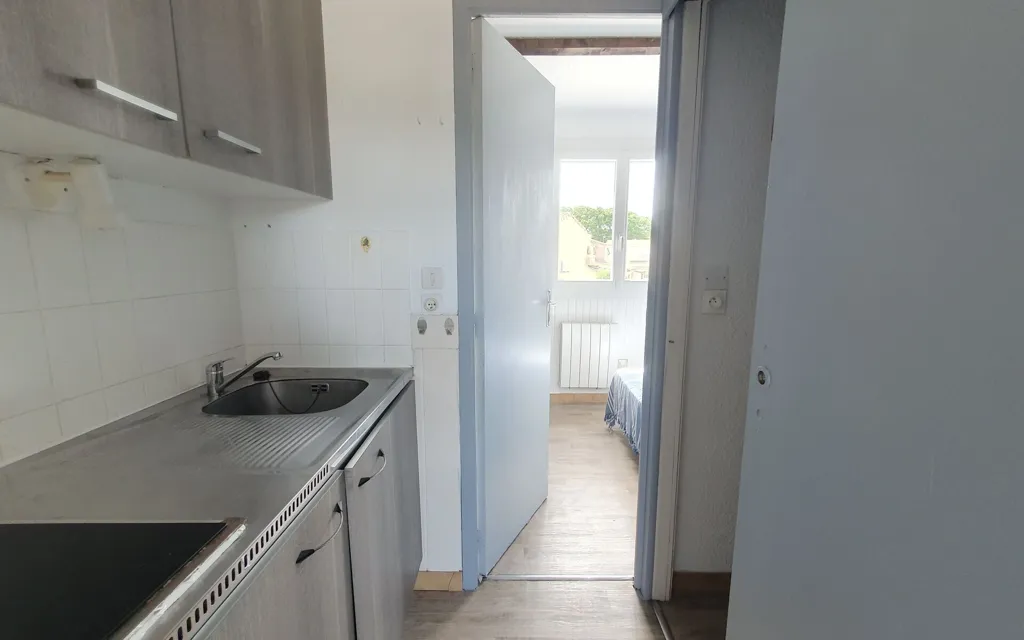 Cuisine - Appartement T2 avec Balcon et Jardinet à Marseillan