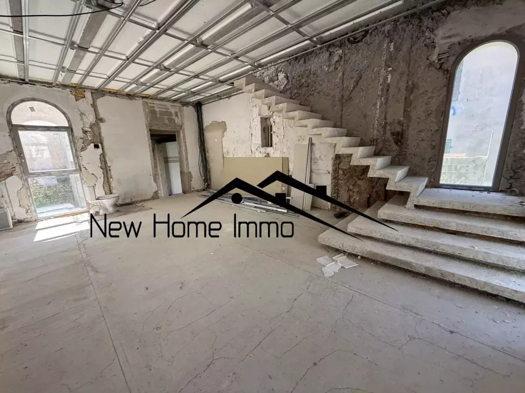 Toad - Luxury Villa with Pool Potential in Marseille