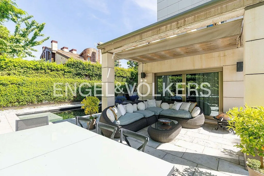 Chalet with Pool and Terrace in Aravaca