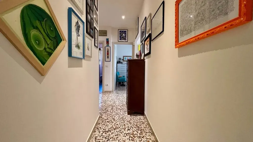 Esik - 4-Bedroom Apartment with Balcony in Florence