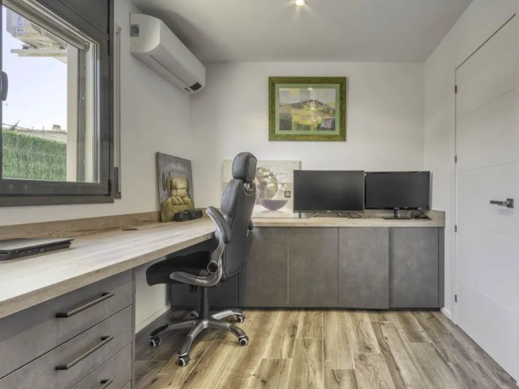 Bureau - Chalet with Pool and Solar Panels in Carrer Canigó