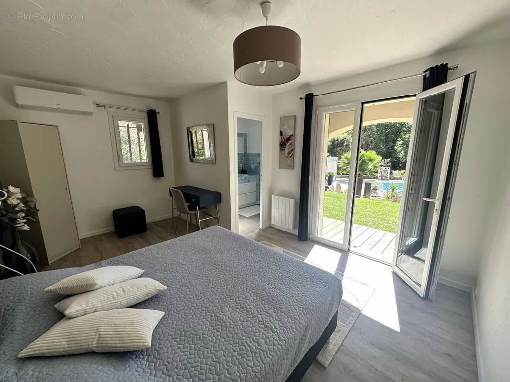Chambres - Villa Rénovée avec Piscine au Muy