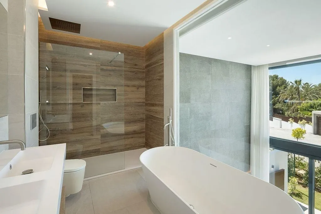 Bathrooms - Penthouse with Pool in Marbella