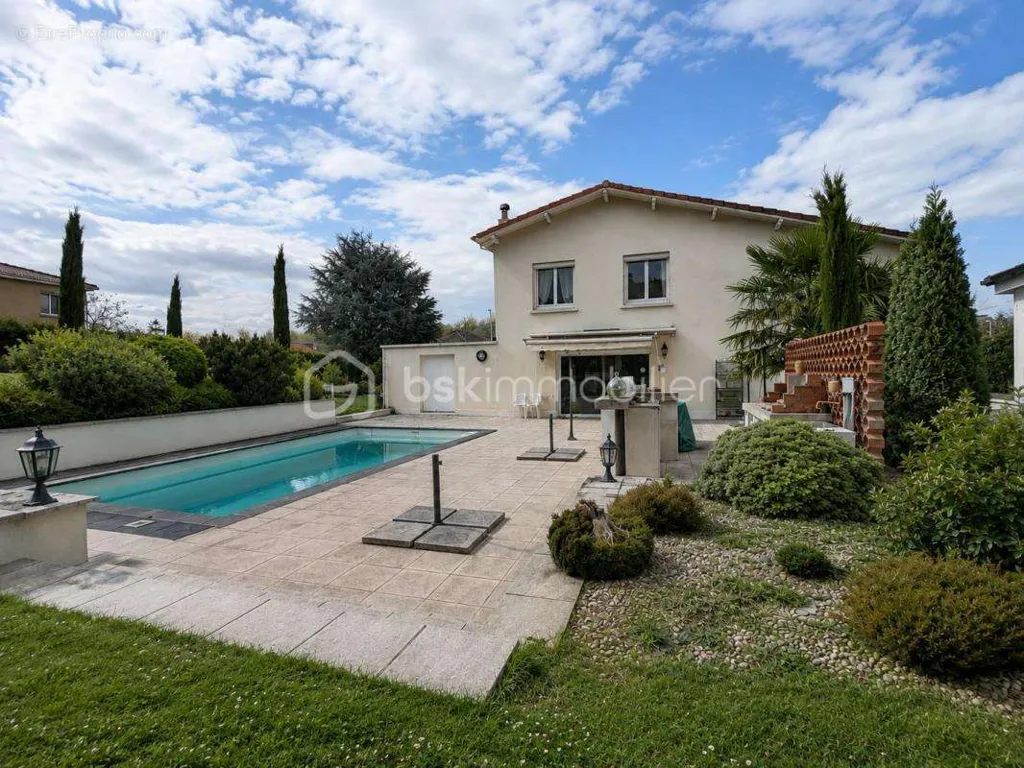 Piscine - Maison Traditionnelle avec Piscine sur Parcelle Arborée à Proximité