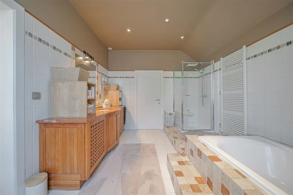 Recent Villa with Pool in Waterloo