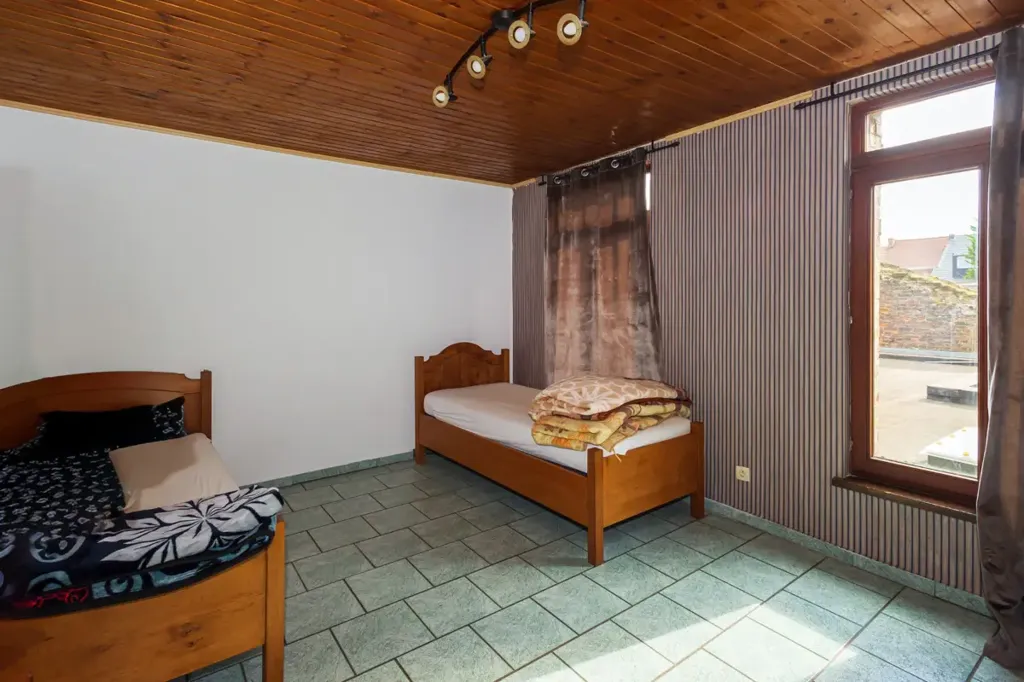 Chambres - Immeuble Mixte avec Commerce au Centre de Boussu