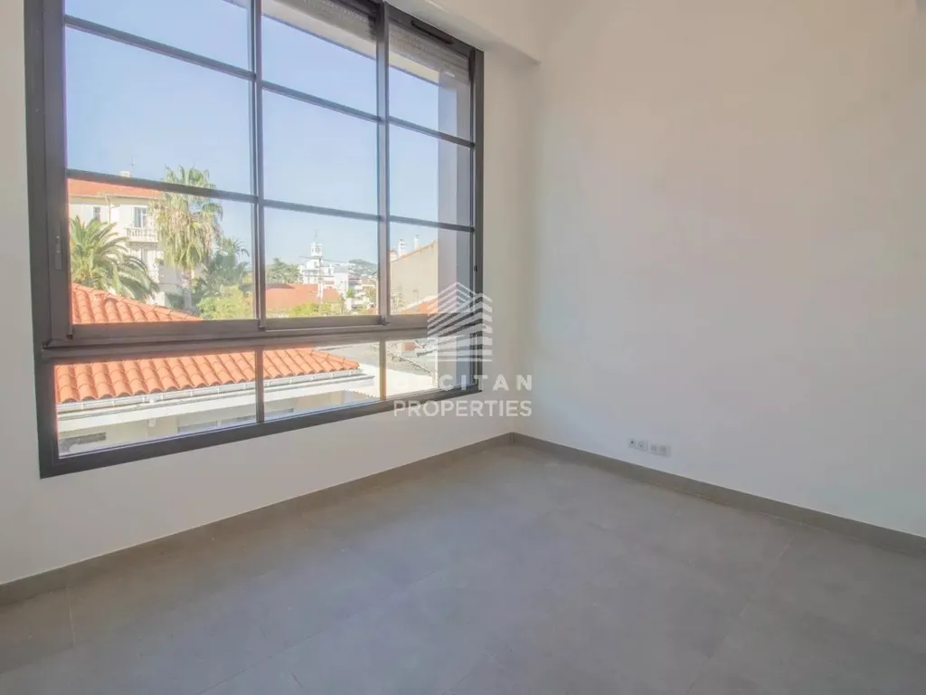 Toad - New Triplex with High Ceilings near Cannes