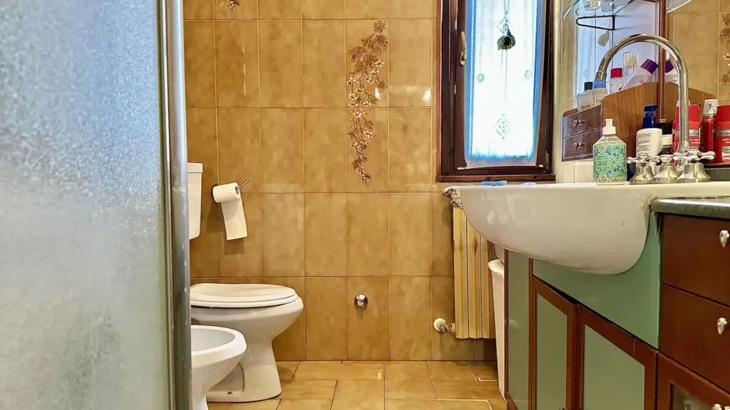 Salles de bain - 3-Bed Apartment with Veranda in Parma