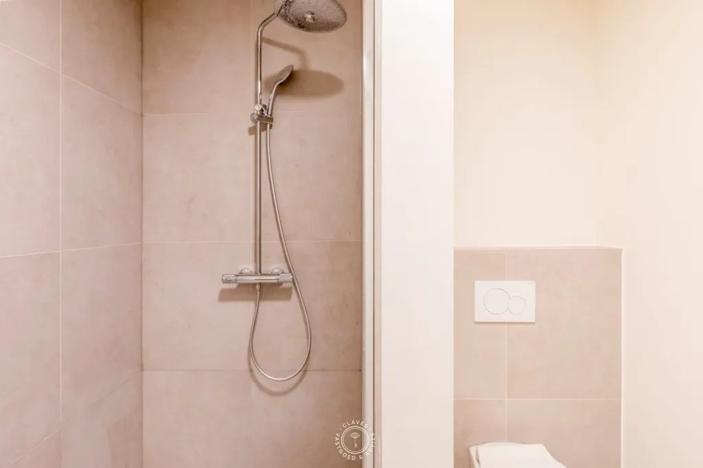 Salles de bain - Appartement au Rez-de-Chaussée avec Terrasse dans le Centre-Ville