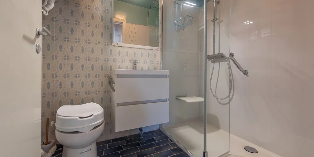 Salles de bain - Maison avec Jardin Spacieux à Lokeren