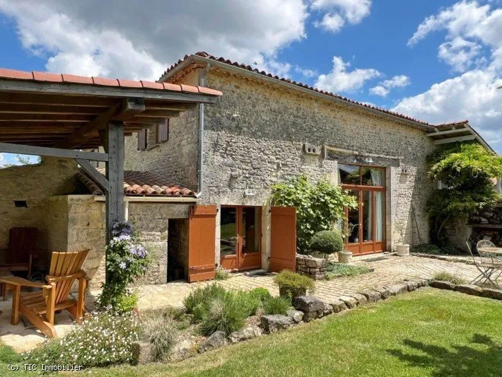 Terrass - Spacious House with Large Garden in Cellefrouin