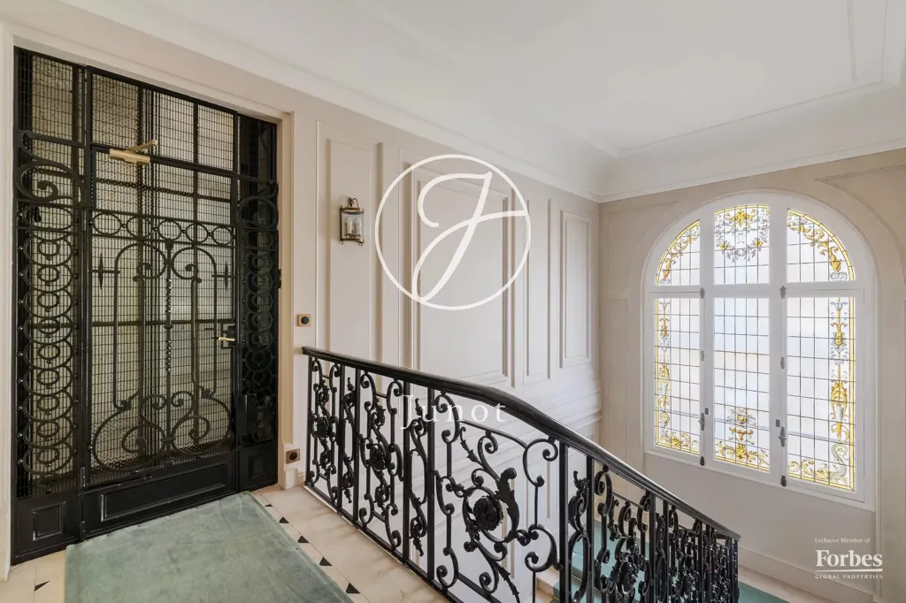 Toad - Duplex with Eiffel Tower View in Paris 7th
