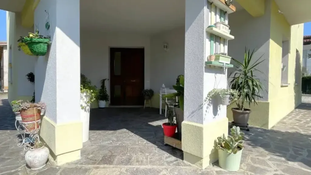 Terrass - Rear-Access Villa with Garden in Soliera