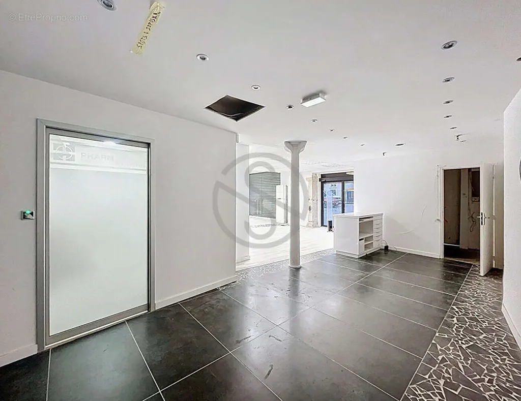 Toad - Commercial Space with High Visibility in Voiron