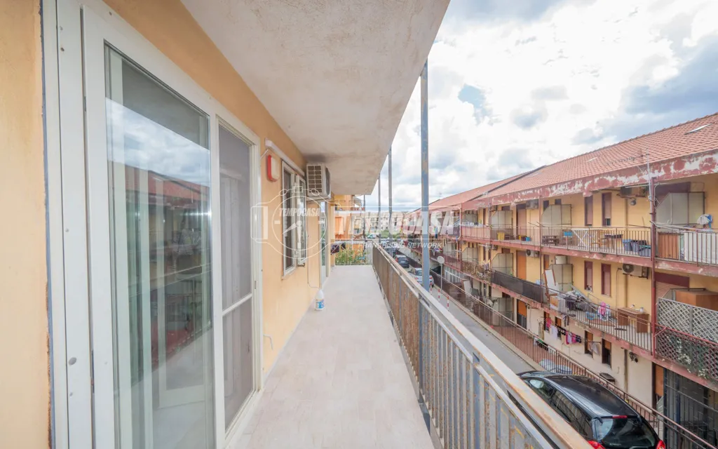 Rõdu - First Floor Flat with Balcony in Messina