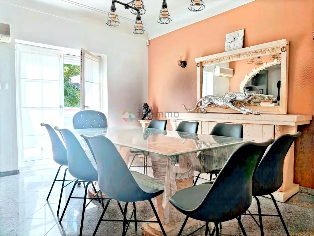 Salle à manger - Maison avec Terrasses et Bassin à Niederkorn