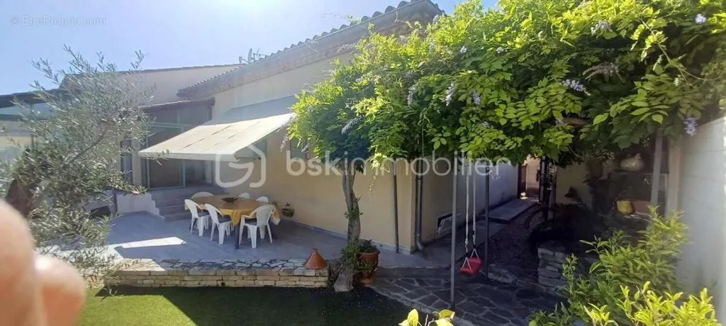 Terrasse - Villa Traditionnelle avec Studio et Piscine à Vendre