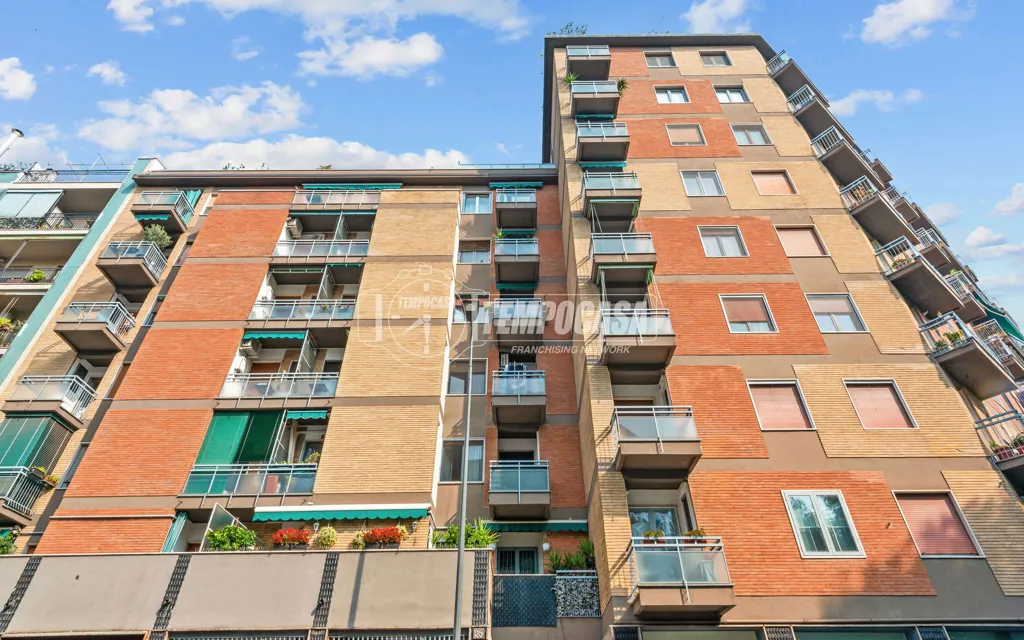 Välivaade - Modern Trilocale with Balconies in Milan