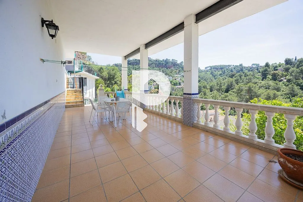 Terrace - Chalet with Pool and Terrace in Corbera de Llobregat