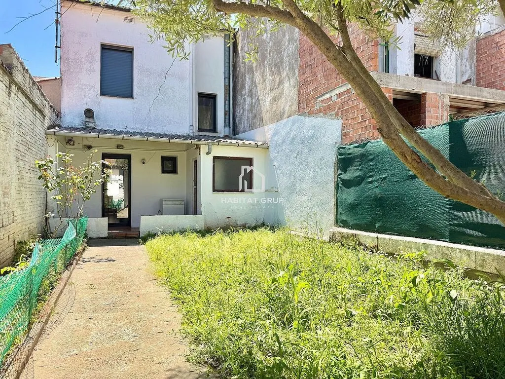 Aed - Semi-detached House with Pool in Manlleu