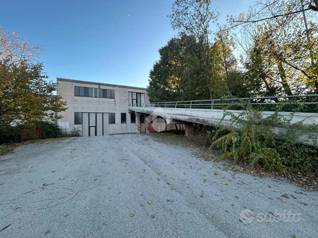 Warehouse with Ramp in Cellatica Industrial Zone